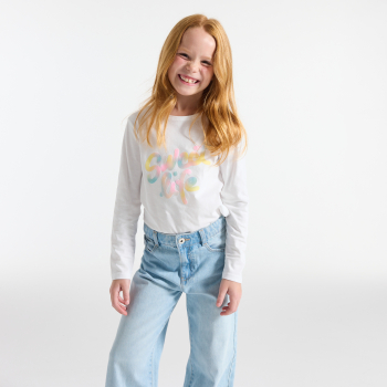 تيشيرت أبيض بأكمام طويلة عليه رسالة للفتيات